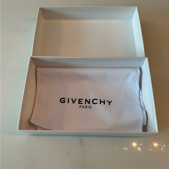 Givenchy Storage Box and Dust Cover - Picture 2 of 5
